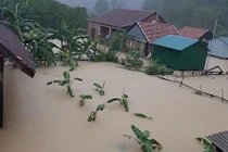 Nước ngập lút nóc nhà ở rốn lũ Tân Hóa