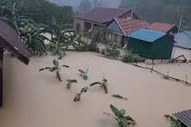 Nước ngập lút nóc nhà ở rốn lũ Tân Hóa