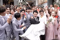 Ông Cao Thắng bế bổng, hôn Đông Nhi trong lễ ăn hỏi