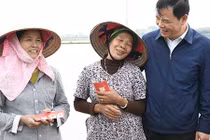 Bộ trưởng NNPTNT xuống đồng chúc Tết, lì xì bà con nông dân