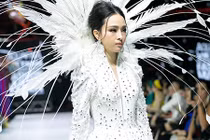 Trương Hồ Phương Nga phản ứng ra sao trước ồn ào catwalk?