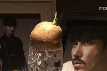 Khoai tây mọc mầm bỏ vào cốc nước trang trí sang chảnh như tiền triệu