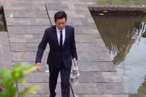 Trường Giang mua trà sữa cho Nhã Phương khi dự đám cưới Hoàng Oanh