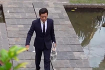 Trường Giang mua trà sữa cho Nhã Phương khi dự đám cưới Hoàng Oanh