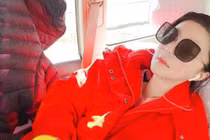 Phạm Băng Băng phải thở oxy khi đi từ thiện