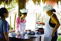 Chuyện Tây ăn Tết Kỷ Hợi ở phố Hội