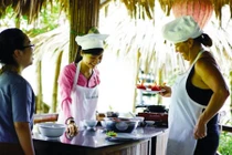 Chuyện Tây ăn Tết Kỷ Hợi ở phố Hội