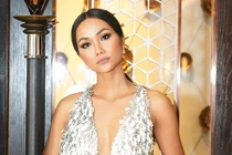 H’hen Niê phản ứng khi bị nghi thêu dệt gia cảnh nghèo khó