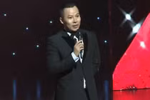 Đêm hội chân dài cuối cùng của Khắc Tiệp gây tranh cãi