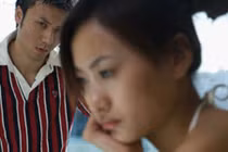 Vợ uất ức vì chồng đưa tiền thưởng Tết nhờ mẹ giữ