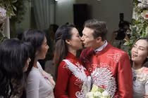 Hoàng Oanh khóa môi chồng Tây ngọt ngào trong lễ rước dâu