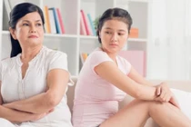 Mẹ chồng ngượng chín mặt vì con dâu ăn mặc hở bạo