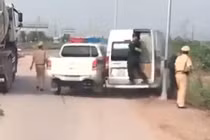 Cảnh sát nổ súng thị uy, xe 16 chỗ vẫn liều chạy