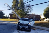 Cột điện xuyên thủng ô tô, cả gia đình thoát chết 