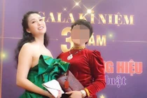 Phi Thanh Vân khoe vẻ gợi cảm hậu dao kéo lần thứ 21