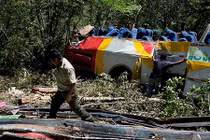 Bolivia: Xe buýt rơi xuống hẻm núi, gần 50 người thương vong