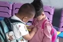Chứng kiến cậu bé mầm non giúp bạn gái cài cúc áo, GV lập tức làm điều này
