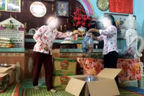 Làng quê bất an bởi “bác sỹ nhà trời” mổ khối u bằng... điện thoại