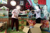 Làng quê bất an bởi “bác sỹ nhà trời” mổ khối u bằng... điện thoại