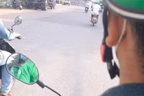 Khách mặc áo ngắn ngày nắng, xe ôm làm điều này khiến dân mạng ngỡ ngàng