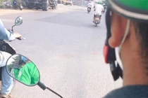 Khách mặc áo ngắn ngày nắng, xe ôm làm điều này khiến dân mạng ngỡ ngàng