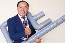 “Phù thủy đạo cụ” Việt Nam tiết lộ “ma thuật” trong đàn tự chế 