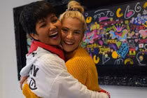 H’hen Niê chúc mừng Hoa hậu Mỹ đính hôn khi hội ngộ