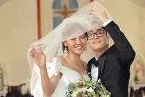Văn Mai Hương mặc váy cưới tình tứ bên Bùi Anh Tuấn
