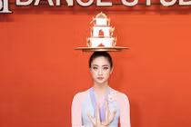 Lương Thùy Linh bầm dập khi luyện múa mâm mang đến Miss World