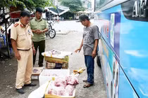 Bắt giữ vụ vận chuyển hơn 600 kg nội tạng và bì lợn bốc mùi