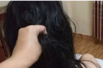 Qua đêm với ông chủ nhà nghỉ, cô gái trẻ bị đánh ghen đau đớn