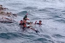 Chùm ảnh: Rưng rưng xúc động đón 3 ngư dân bơi 25 giờ trở về 