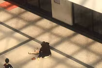 Nghe tiếng hét thất thanh của con trai nhỏ, mẹ ngã quỵ khi nhìn xuống sân