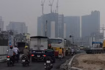 Không khí Hà Nội ô nhiễm, người dân mệt mỏi tham gia giao thông