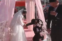 Đang cầu hôn cô dâu, chú rể hành động lạ khiến cô dâu “tái mặt”