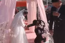 Đang cầu hôn cô dâu, chú rể hành động lạ khiến cô dâu “tái mặt”
