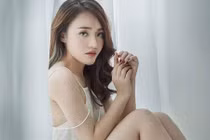 Vẻ gợi cảm của nữ ca sĩ bị vạ lây “cô gái nude bên sen“