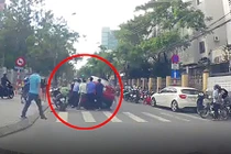 Nữ tài xế tông trúng cụ ông đi xe lăn qua đường, hàng chục người nâng xe giải cứu