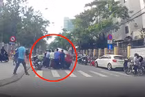 Nữ tài xế tông trúng cụ ông đi xe lăn qua đường, hàng chục người nâng xe giải cứu