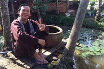 Tuy giàu, Hoài Linh chỉ mê loại dép vài chục ngàn đồng