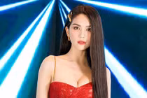 Ngọc Trinh diện váy o ép vòng một gợi cảm đến “nghẹt thở“