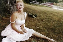 Uẩn khúc về cái chết của "biểu tượng sex" Marilyn Monroe