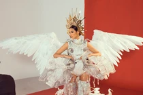Hoàng Thùy chật vật thử 3 bộ quốc phục trước thềm Miss Universe