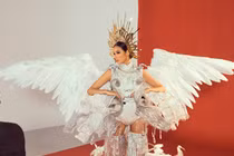 Hoàng Thùy chật vật thử 3 bộ quốc phục trước thềm Miss Universe