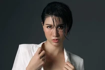 Nhức mắt hình ảnh Trang Trần mặc phản cảm khi livestream