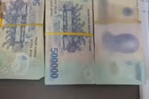 Bỏ quên cục tiền trên máy bay, khách bất ngờ khi nhận trả