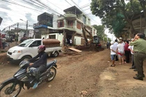 Trung tá công an bị xe ủi cán tử vong trước cửa nhà