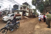 Trung tá công an bị xe ủi cán tử vong trước cửa nhà