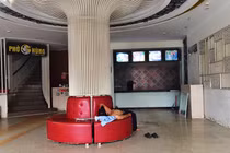 Cựu nhân viên Món Huế: 'Họ dọa không trả lương tháng 9 nếu nghỉ việc'