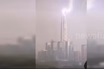 Kinh dị sét đánh liên tiếp vào tòa nhà chọc trời ở Trung Quốc